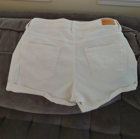 Aeropostale high waisted shorties in white: size 2 - Picture 3 of 3
